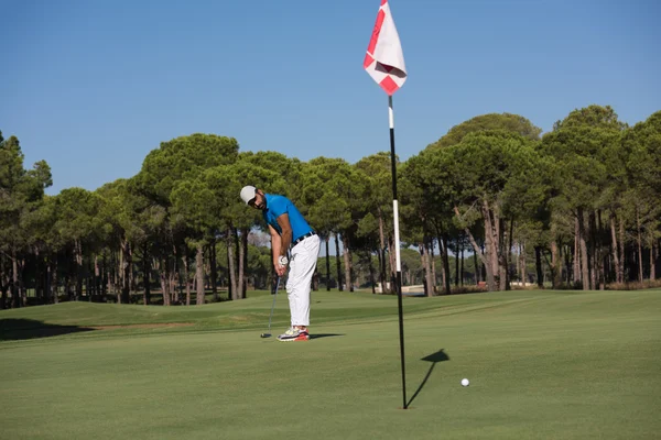 Jogador de golfe bater tiro no dia ensolarado — Fotografia de Stock