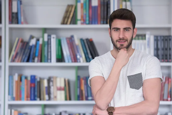 Estudante estudar na biblioteca da escola — Fotografia de Stock