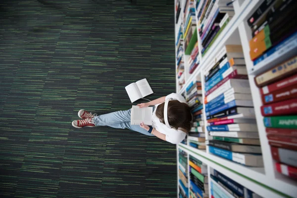 Estudante do sexo feminino estudo na biblioteca — Fotografia de Stock