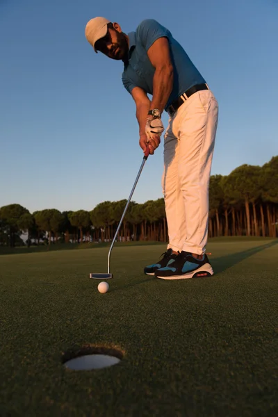 Golfista golpeando tiro en el campo de golf — Foto de Stock