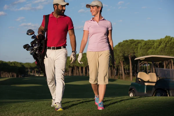 Caminhada de casal no campo de golfe — Fotografia de Stock