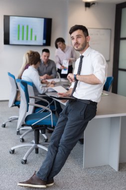 genç iş adamı tablet ofis toplantı salonu ile