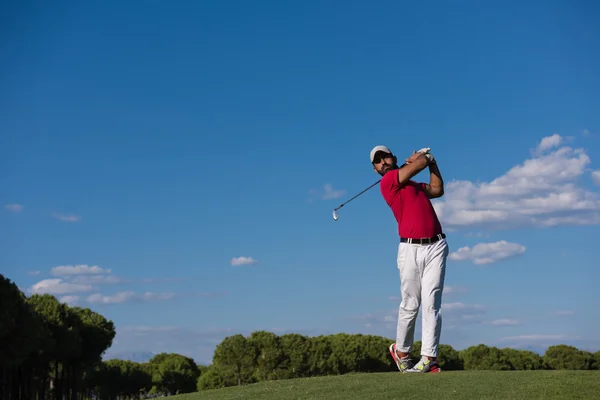 Giocatore di golf colpire colpo lungo — Foto Stock