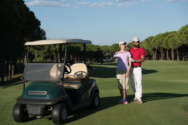 Pareja en buggy en campo de golf —  Fotos de Stock