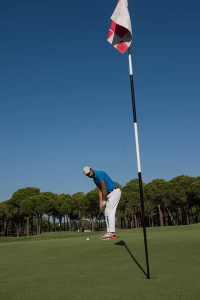 Joueur de golf frapper coup de feu à la journée ensoleillée — Photo