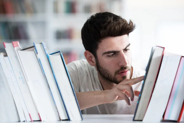 Studente studia nella biblioteca scolastica — Foto Stock