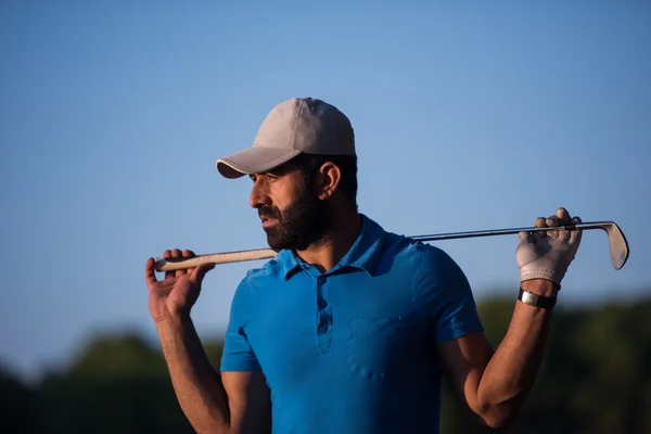 Portret gracz w golfa na polu golfowym na zachód słońca — Zdjęcie stockowe
