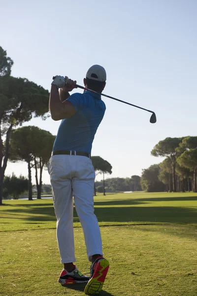 Giocatore di golf colpire colpo — Foto Stock