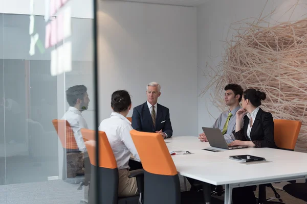 Människor affärsgrupp brainstorming om möte — Stockfoto