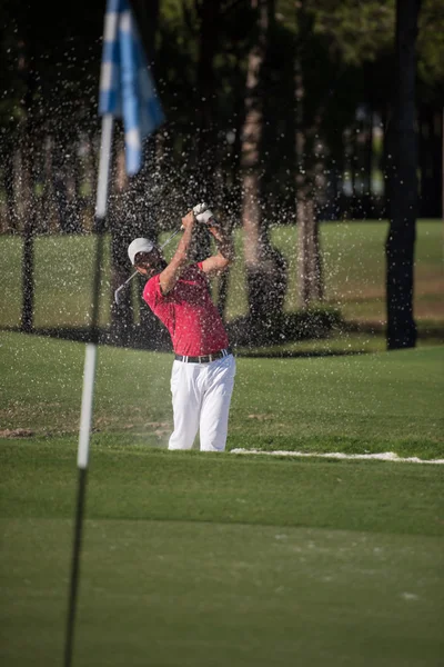 Golfeur frapper un sable bunker shot — Photo