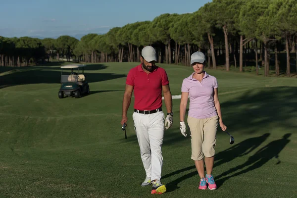 Couple marchant sur le terrain de golf — Photo