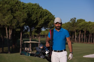 yürüyüş ve golf çantası taşıyan golfçü