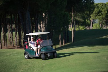 Golf sahasında at arabalı çift