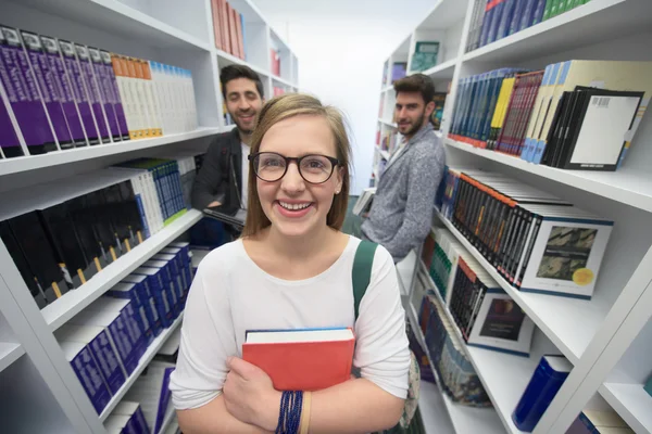 Gruppo di studenti nella biblioteca scolastica — Foto Stock