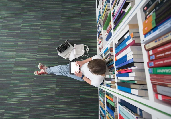 Studentessa studia in biblioteca — Foto Stock