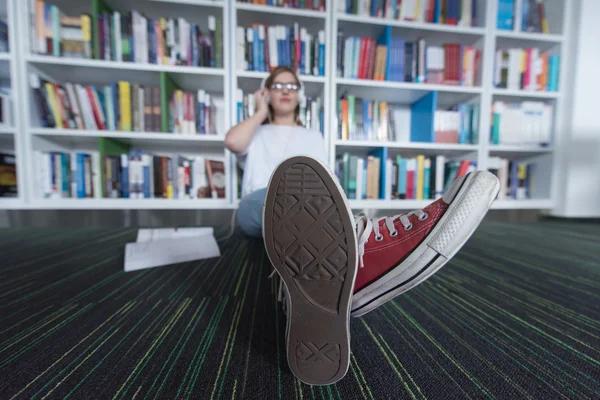 Studentessa studia in biblioteca — Foto Stock