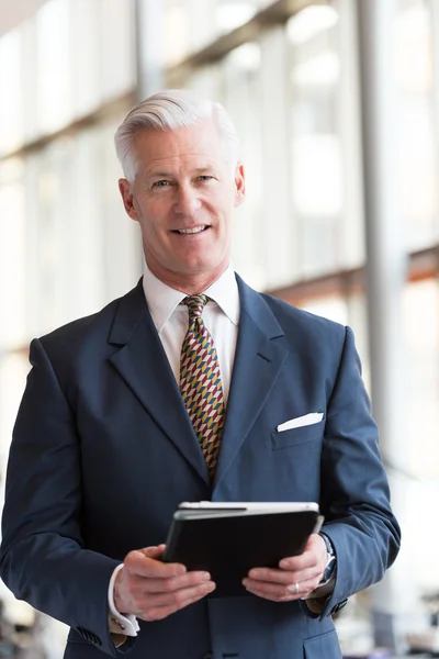 Senior-Geschäftsmann arbeitet an Tablet-Computer — Stockfoto