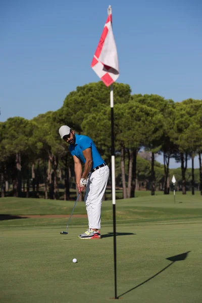 Jogador de golfe bater tiro no dia ensolarado — Fotografia de Stock