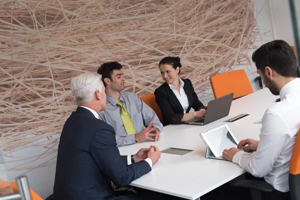 Grupo de empresários brainstorming em reunião — Fotografia de Stock