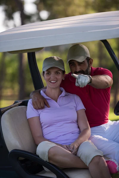Coppia in buggy sul campo da golf — Foto Stock