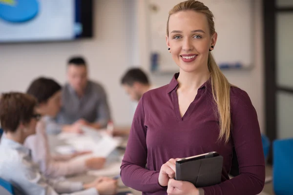 Blonde Geschäftsfrau arbeitet im Büro an Tablet — Stockfoto