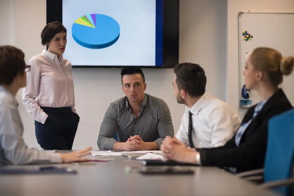 Brainstorming der Geschäftsleute bei Treffen von oben — Stockfoto