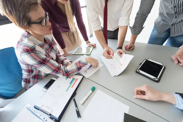 Bovenaanzicht van zakelijke mensen groep brainstormen over de bijeenkomst van — Stockfoto