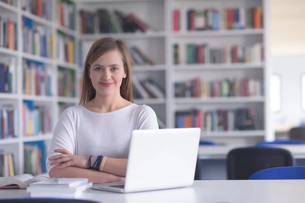 Student studium w bibliotece — Zdjęcie stockowe