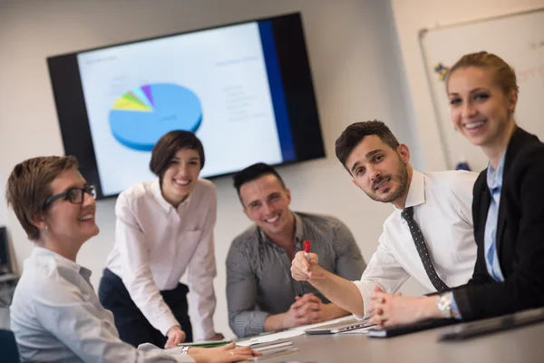 Geschäftsleute treffen sich in modernem Startup-Büro — Stockfoto