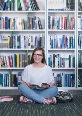 FAMALE öğrenci okuma kitabı Kitaplığı'nda