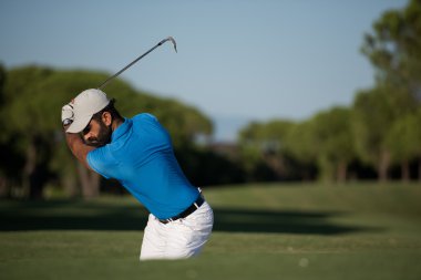 pro golfçü bir kum BUNKERİ atış isabet