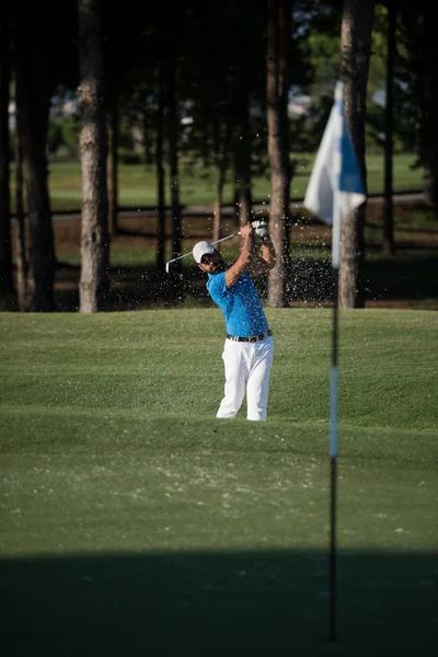 Golfista profesional golpeando un tiro bunker de arena —  Fotos de Stock