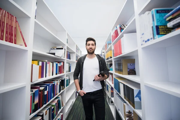 Φοιτητής με tablet στη βιβλιοθήκη — Φωτογραφία Αρχείου