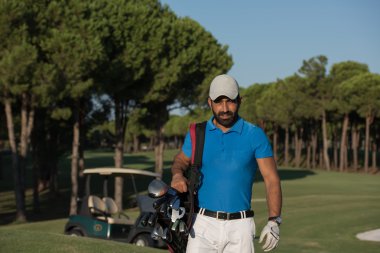 yürüyüş ve golf çantası taşıyan golfçü