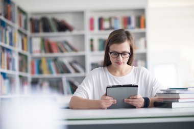 kız öğrenci çalışmada tablet kullanma okul Kütüphanesi,