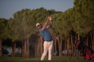 sunset bulvarında bir kum BUNKERİ isabet golfçü vurdu