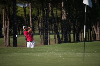bir kum BUNKERİ atış isabet golfçü