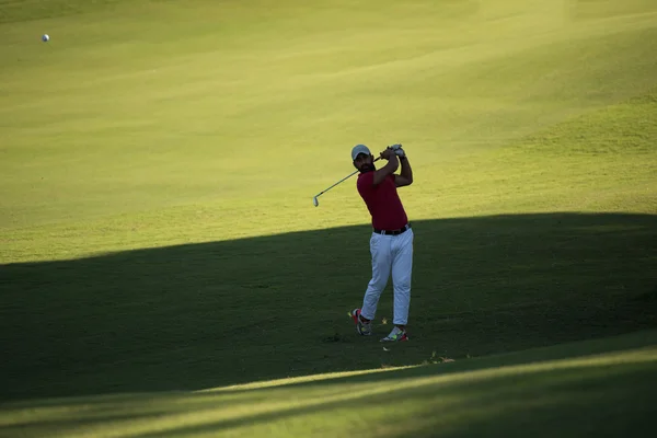 Golf gracz uderzając long shot — Zdjęcie stockowe