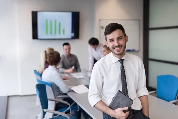 Joven hombre de negocios con tableta en la sala de reuniones de oficina — Foto de Stock