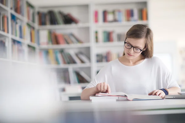 Studentessa studia nella biblioteca scolastica — Foto Stock