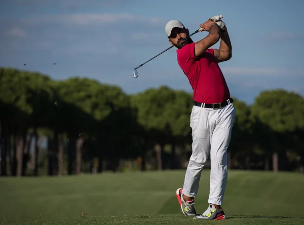 Jogador de golfe bater tiro no escuro — Fotografia de Stock