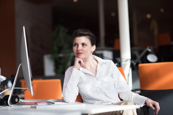 Gelukkig jonge zakenvrouw ontspannen en het krijgen van insiration — Stockfoto