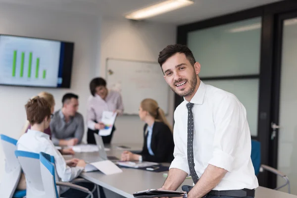 Giovane uomo d'affari con tablet nella sala riunioni dell'ufficio — Foto Stock