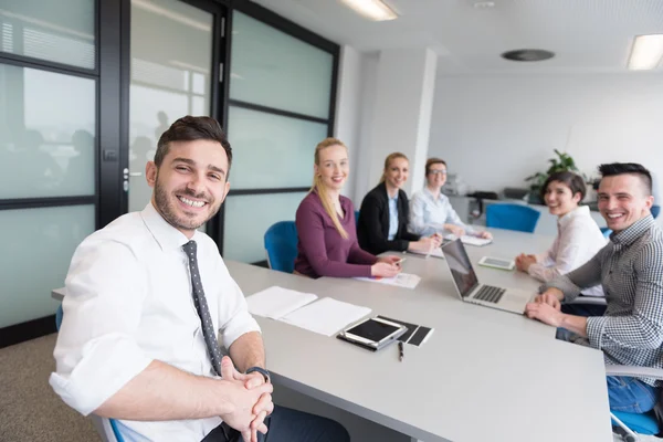 Grupo de jovens empresários em reunião de equipe no escritório moderno — Fotografia de Stock