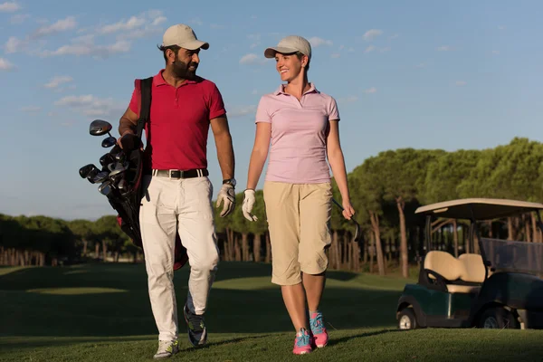 Caminhada de casal no campo de golfe — Fotografia de Stock