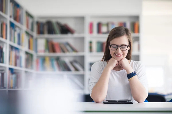 Kvinnlig student studie i skolbiblioteket, med Tablet PC — Stockfoto