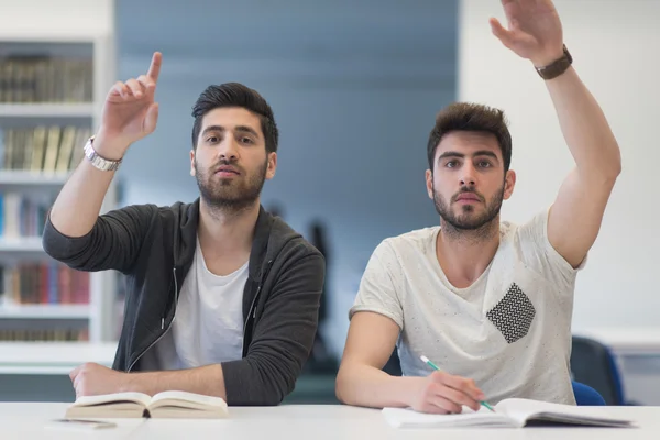 Studente maschio in classe — Foto Stock