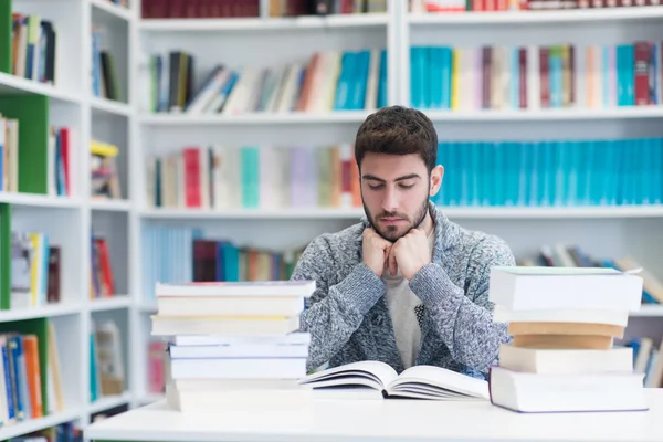 Portrait d'un élève en lisant un livre à la bibliothèque de l'école — Photo