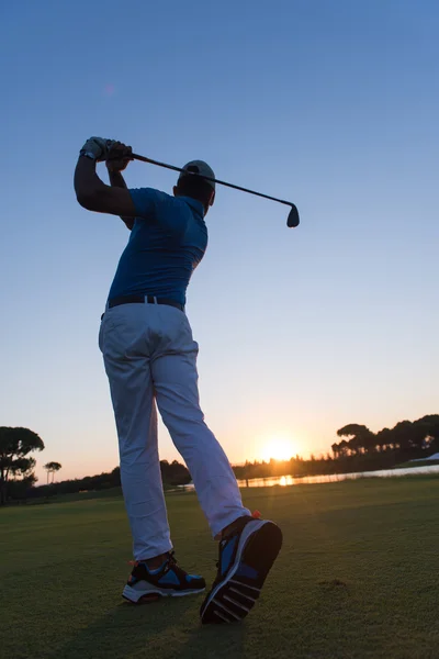 Golfista bater tiro no escuro — Fotografia de Stock