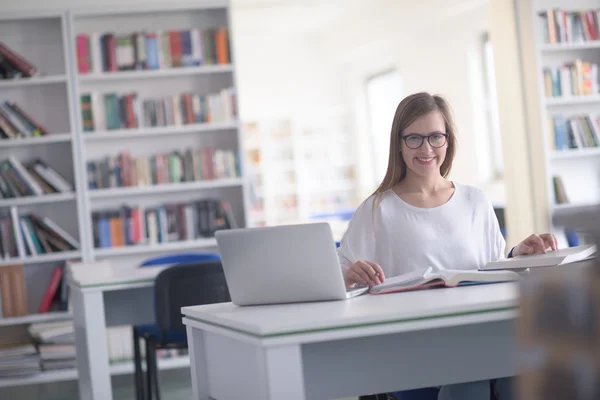 Estudante do sexo feminino estudo na biblioteca da escola — Fotografia de Stock